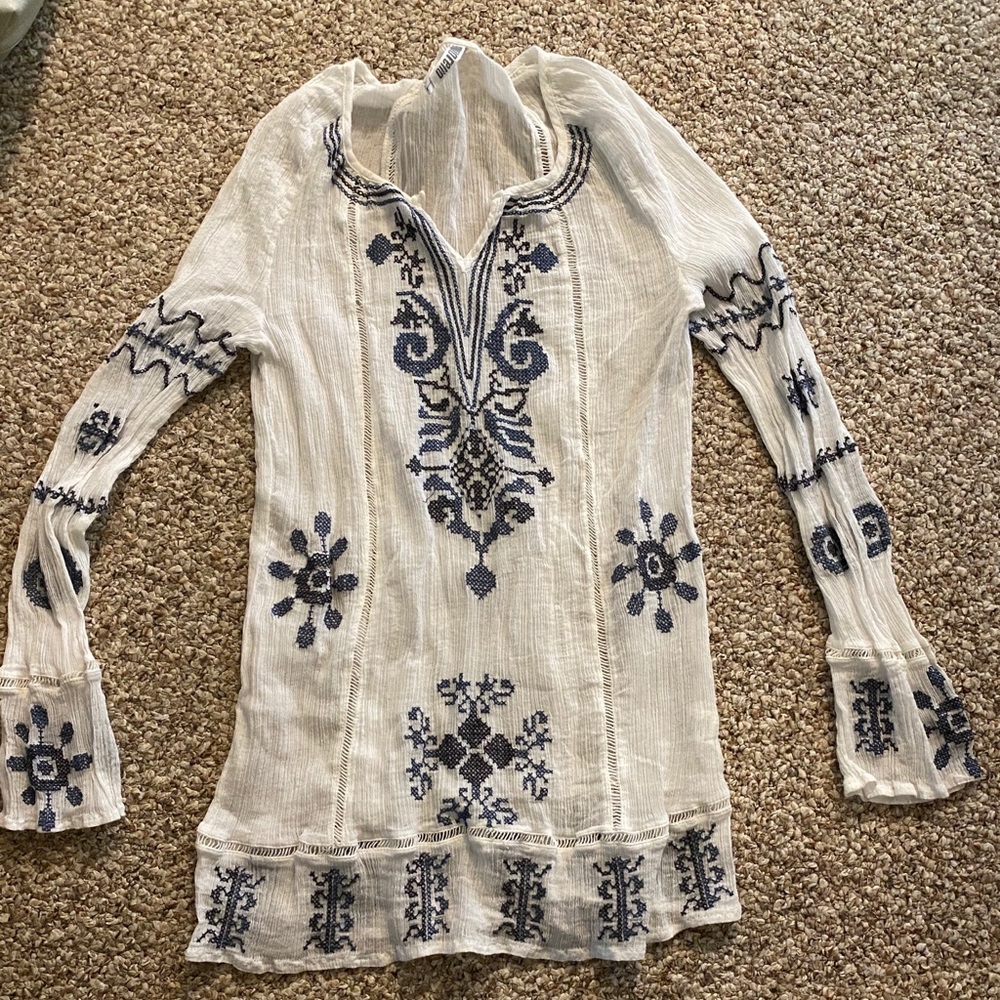 White and blue embroidered top